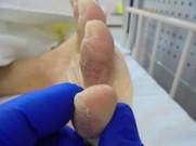 一張含有 人員, 指甲, 手指, 室內 的圖片AI 產生的內容可能不正確。